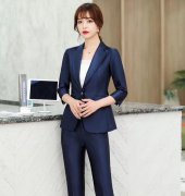 南(nan)京職業裝(zhuang)定做公(gōng)司爲(wei)女性朋友設(shè)計(ji)秋款套裝(zhuang)