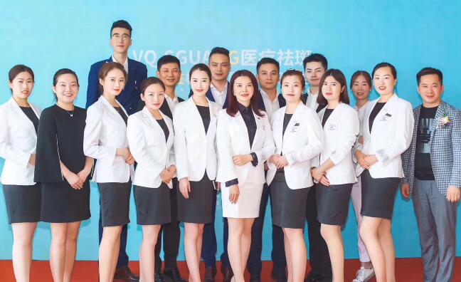 南(nan)京西服定做廠(chǎng)傢(jia)爲(wei)醫(yī)療美容機(jī)構定製(zhi)服裝(zhuang)