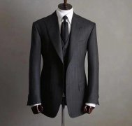 南(nan)京西服定做公(gōng)司提供幾箇(ge)西服日(ri)常保養注意點