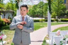南(nan)京西服定做團(tuán)隊(duì)爲(wei)新(xin)郎定製(zhi)幾款結婚禮服